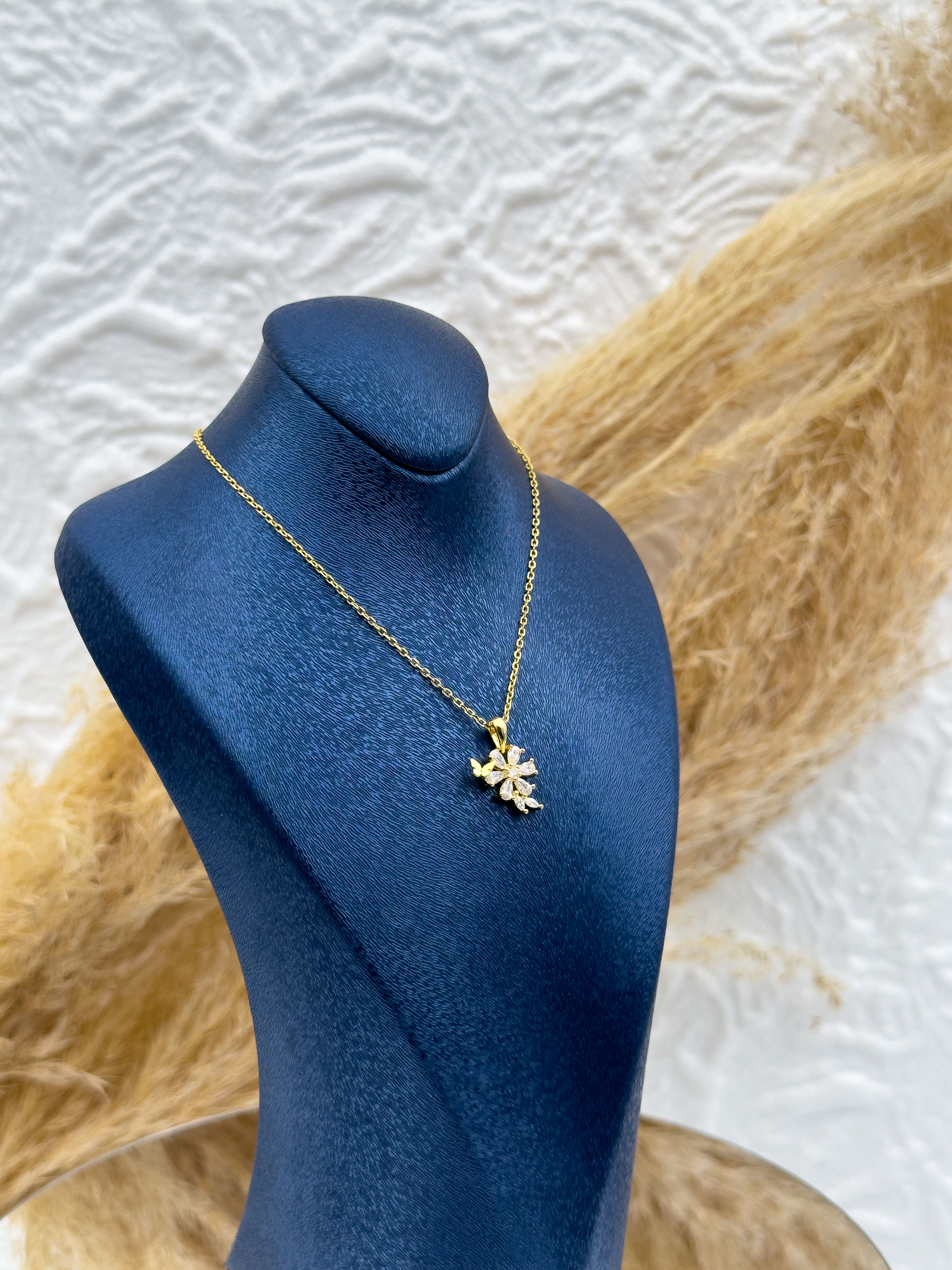 925 Ayar Gümüş Gold Renk Lotus ve Kelebek Figürlü Kadın Kolye